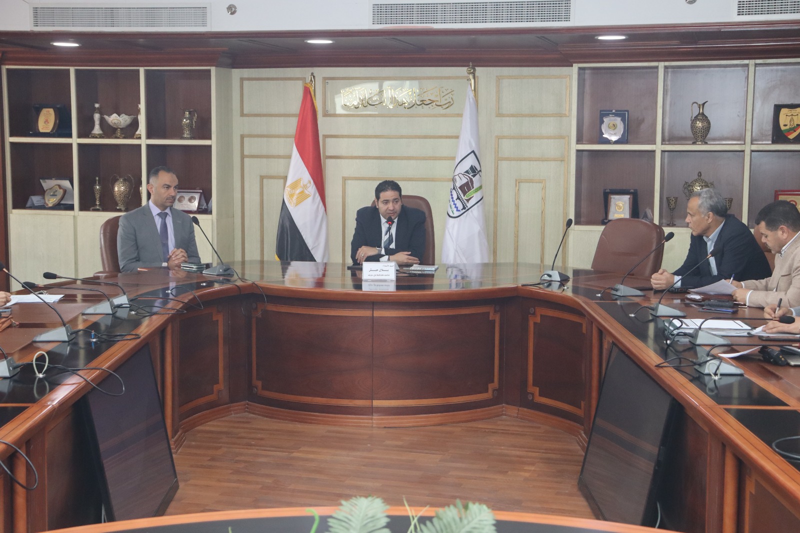 نائب المحافظ يجتمع مع لجنة حصر الأصول غير المستغلة